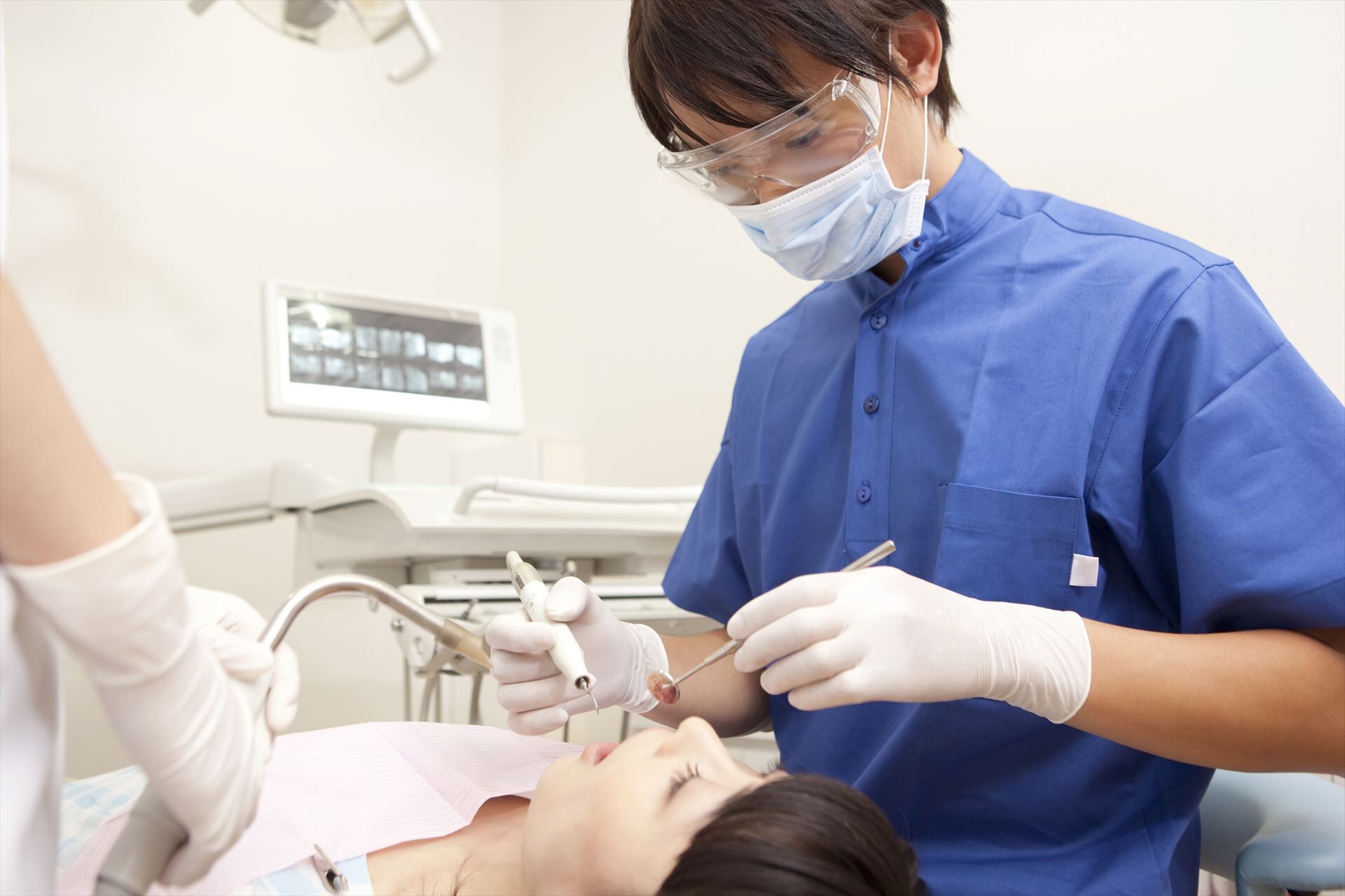 女性患者の治療をする男性歯科医
